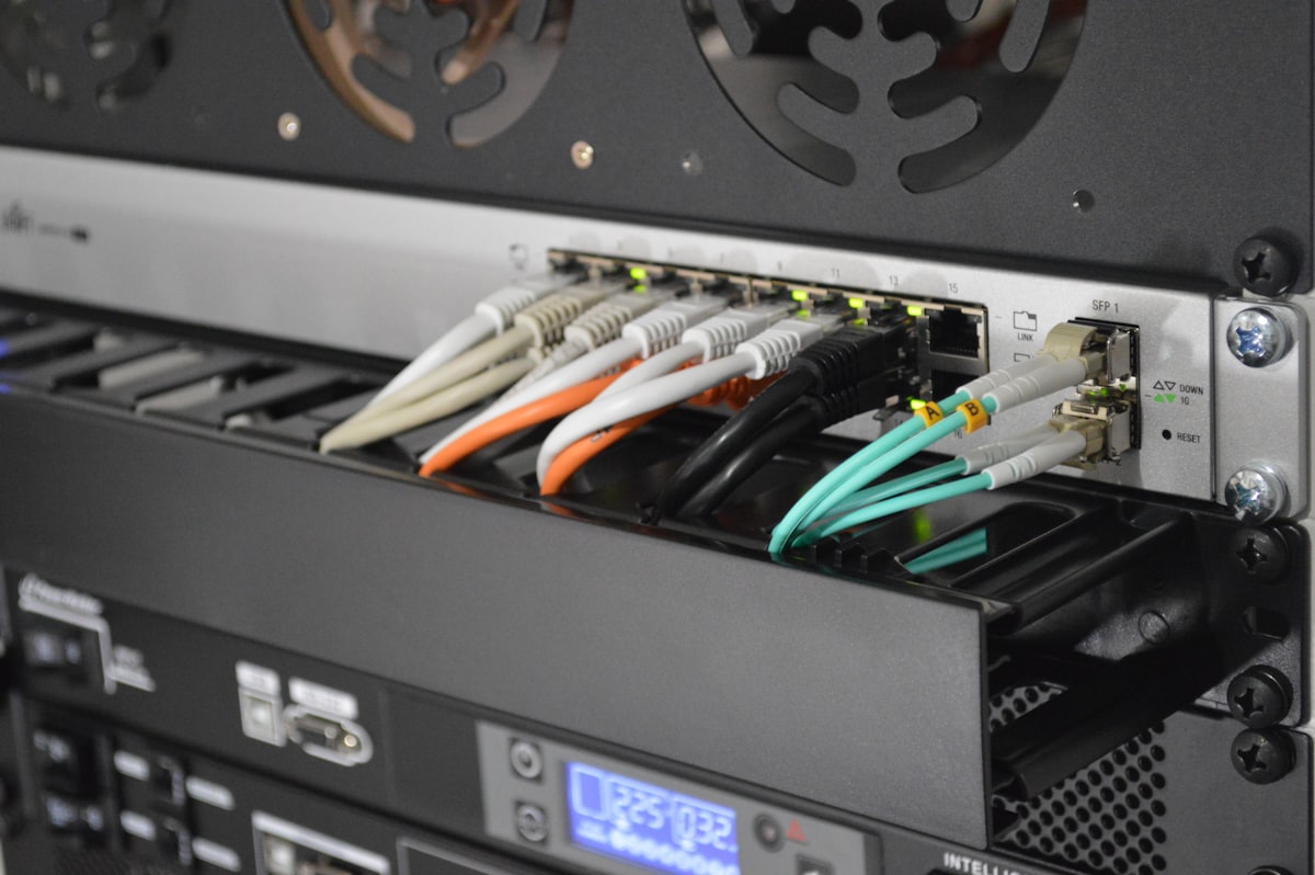 40 Gbps yedekli uplink ağ anahtarı ve fiber bağlantı